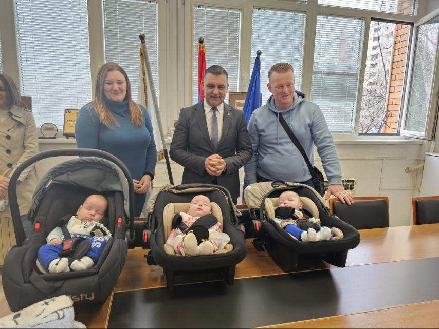 trojke bebe medijana kolica